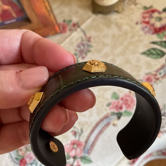 TORY BURCH LEATHER EMBOSSED GOLD MILLER LOGO BANGLE BRACELET NEW WITH BAG - Picture 9 of 13